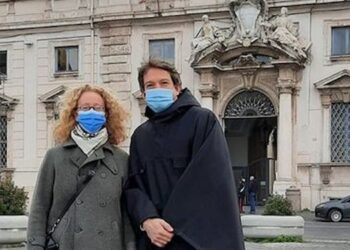 L'avvocato Alexander Schuster e l'avvocata Sara Valaguzzi davanti al Palazzo della Consulta (27 gennaio 2021)